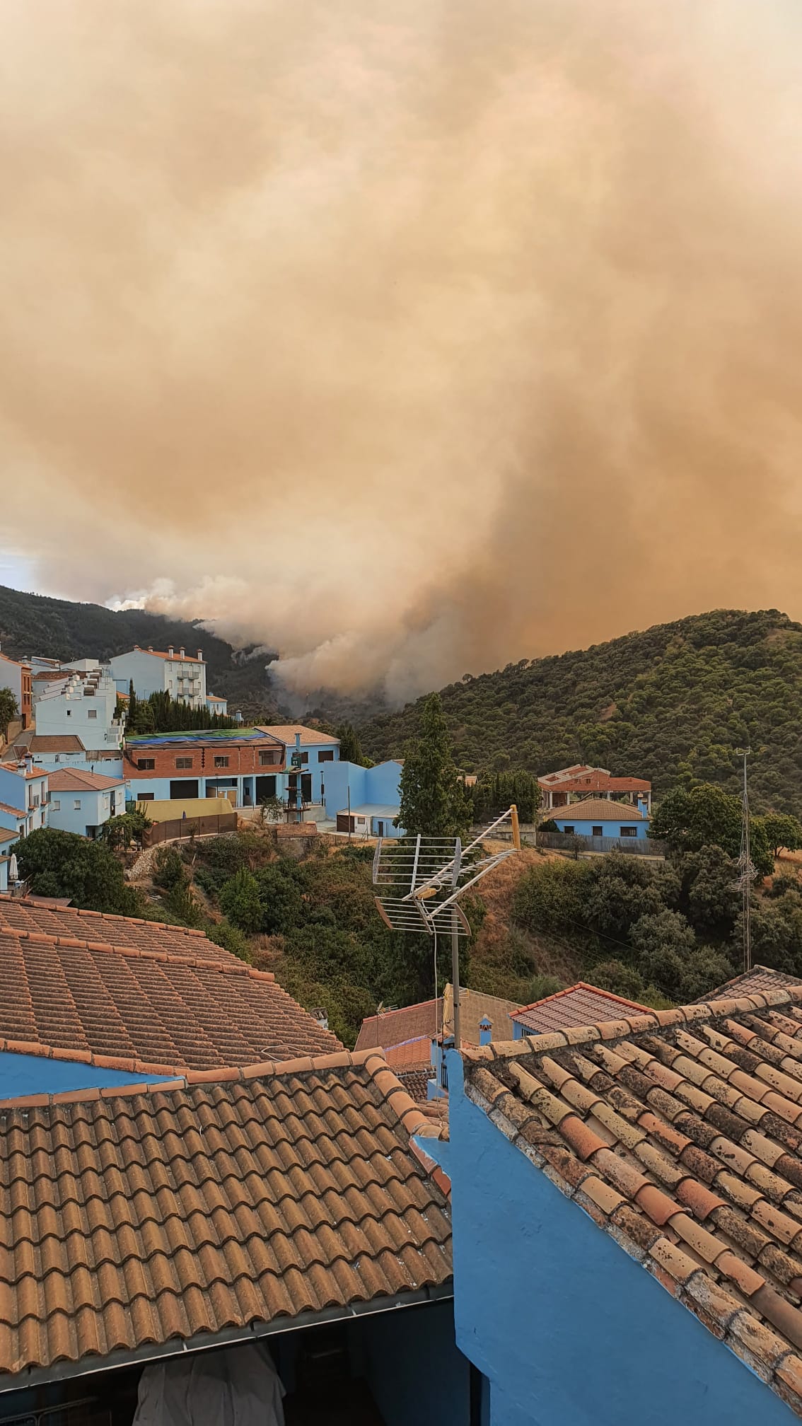 La situación del fuego obliga al desalojo de Alpandeire, Júzcar, Faraján y Pujerra, además de Jubrique y Genalguacil. En la imagen, Júzcar