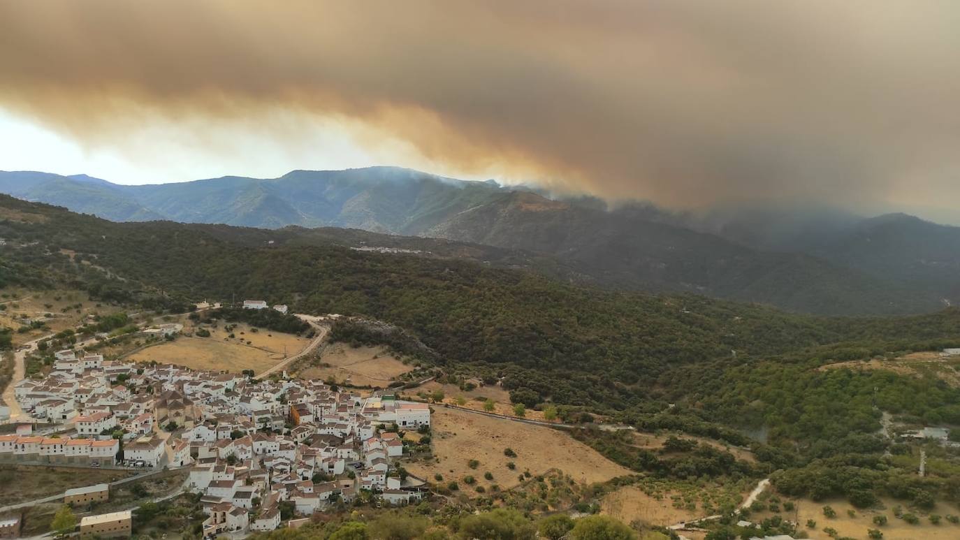 Vista de la nube de humo sobre Alpandeire