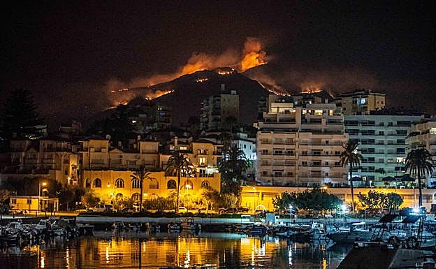 Vista del incendio desde el Puerto Deportivo de Estepona.