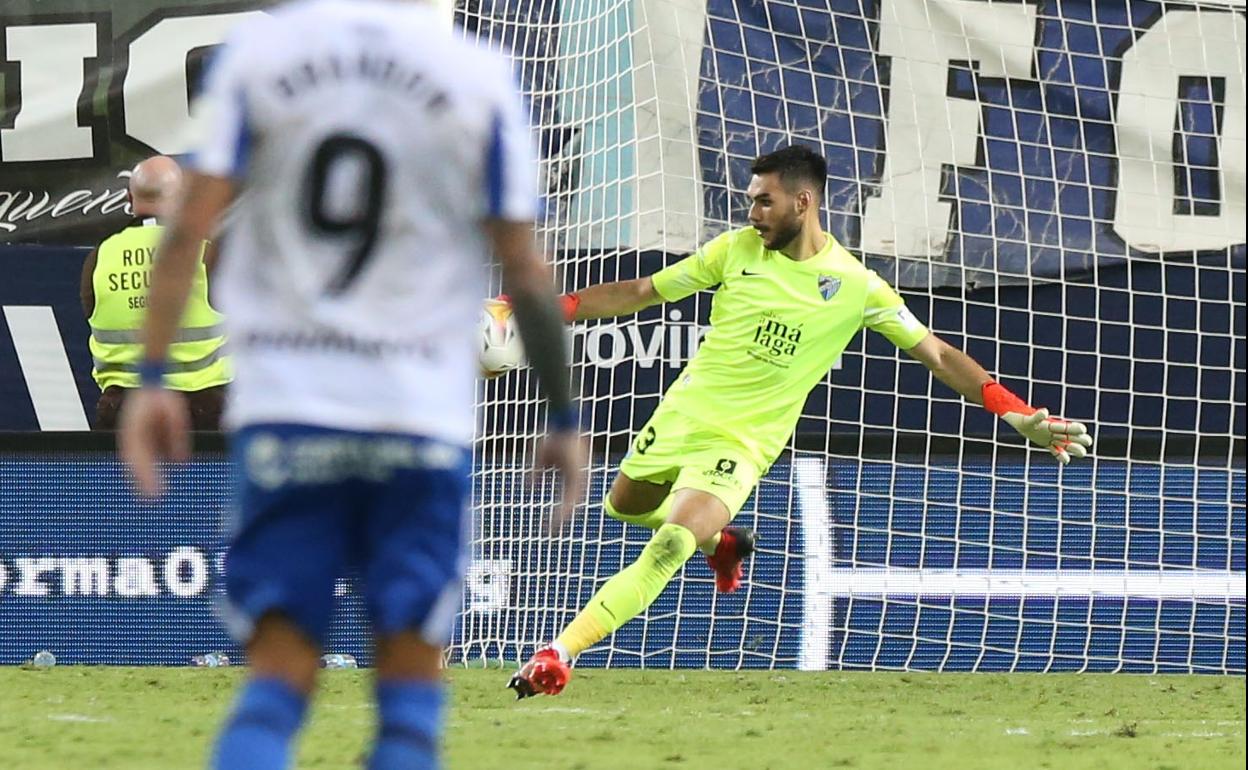 Dani Martín, en un golpeo durante el partido. 