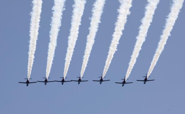 La Patrulla Águila del Ejército español, este domingo en la exhibición aérea. 