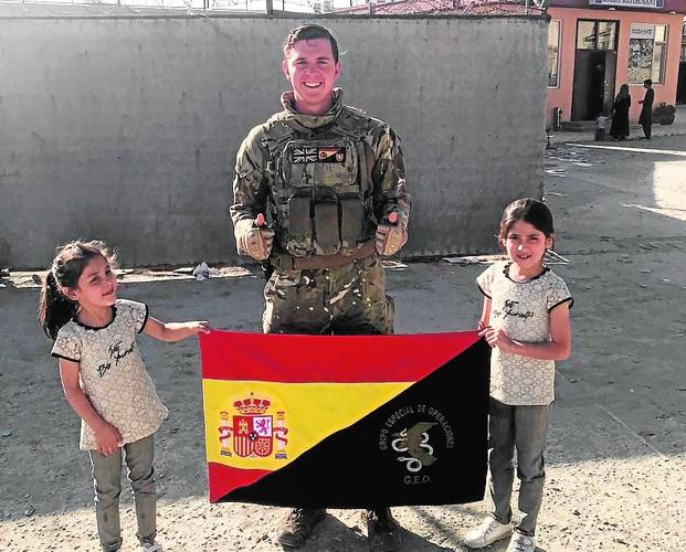 Con la satisfacción y el agotamiento reflejados en su rostro, posa junto a la enseña que le regalaron los GEO y que iba enarbolando cada día entre la multitud. 