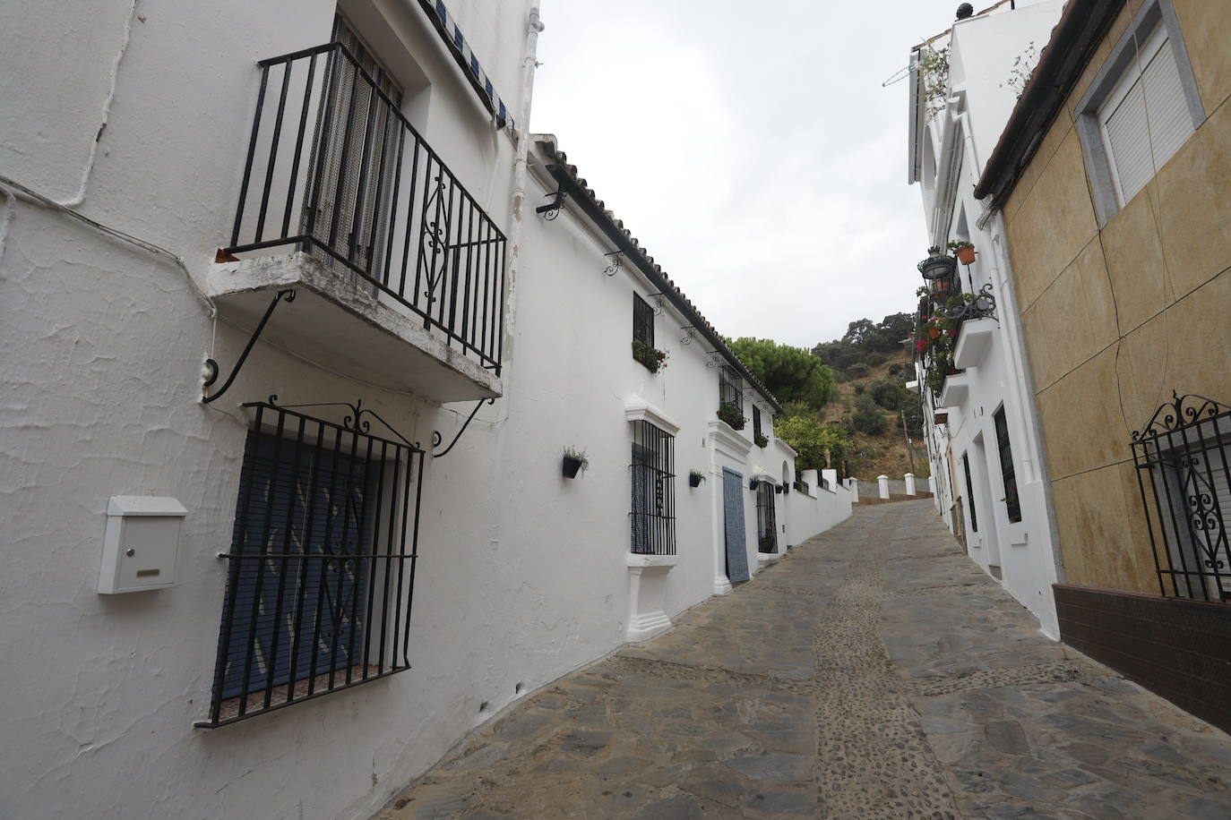 Las calles de Genalguacil permanecen vacías y es de momento el único municipio que se mantendrá con los vecinos desalojados. 