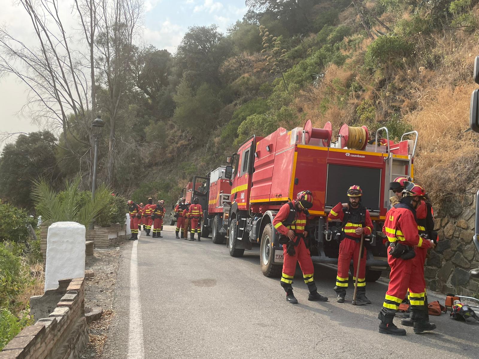 El incendio se bifurca y avanza en dos frentes este lunes