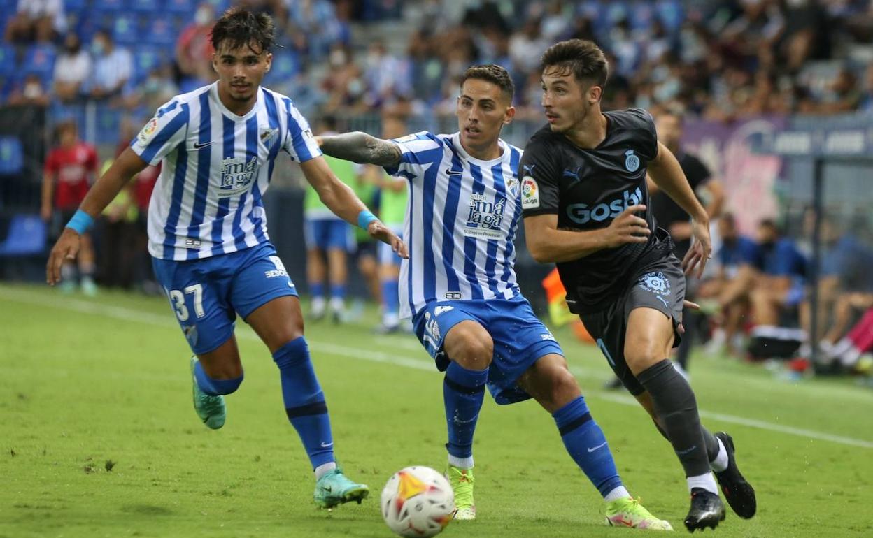 Kevin, a la izquierda, durante el encuentro ante el Girona en La Rosaleda. 