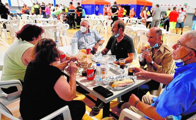 Vecinos desalojados en el polideportivo de Ronda 