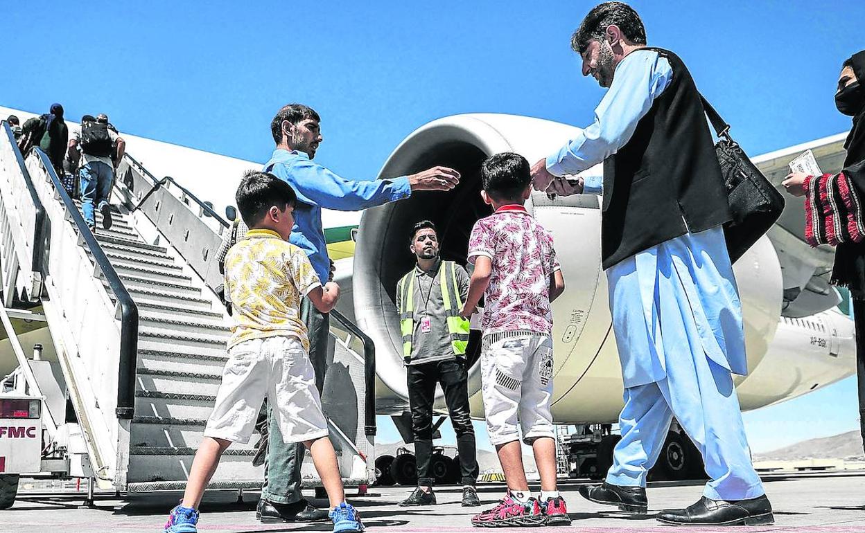 Los viajeros suben al avión que partía de Kabul rumbo a Pakistán este lunes.