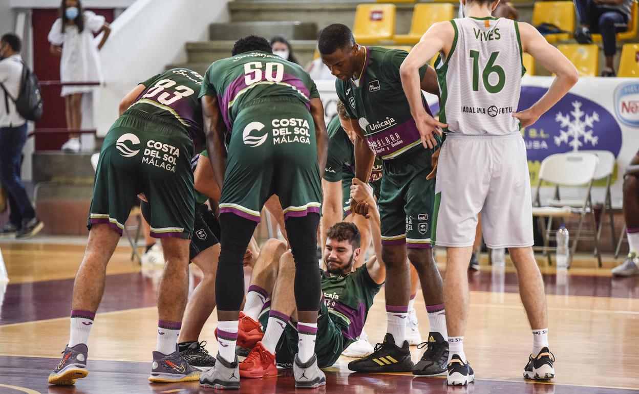 Los compañeros de Brizuela le ayudan a levantarse este domingo ante el Joventut. 