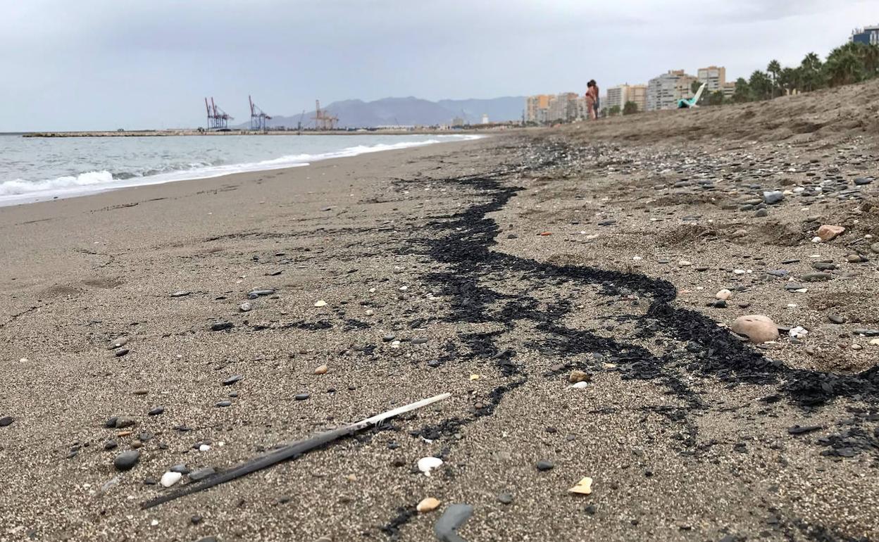 Las cenizas del incendio han alcanzado las playas de la capital malagueña. 