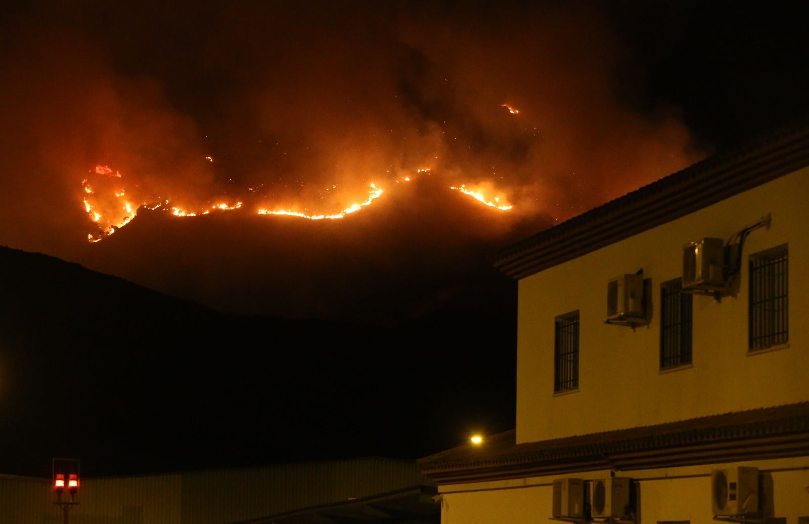 El incendio se bifurca y avanza en dos frentes este lunes