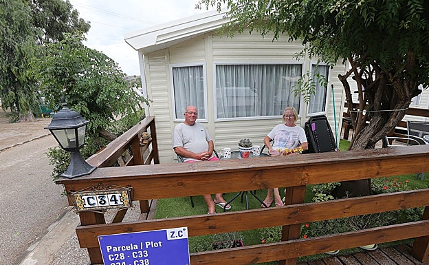 Una pareja de británicos disfruta de la Costa del Sol durante varios meses en el camping Valle-Niza. 