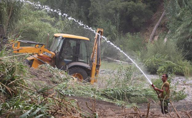 El despliegue, sin permiso, cuenta con bombas de agua. 