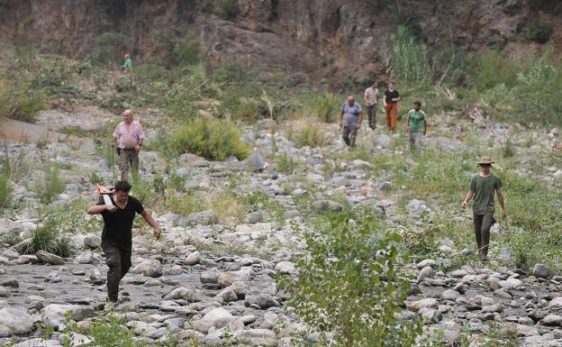 Varios de los voluntarios se dirigen al río. 