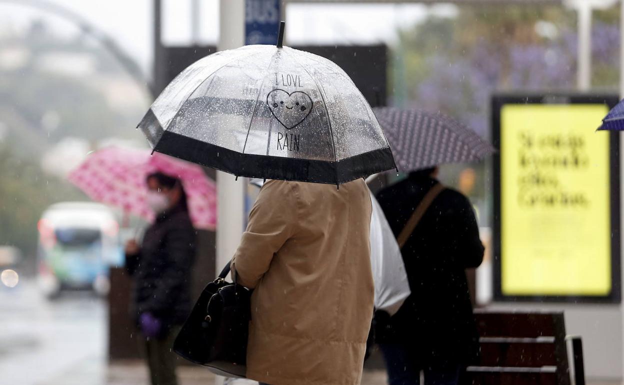 Los paraguas volverán a ser necesarios este martes en Málaga. 
