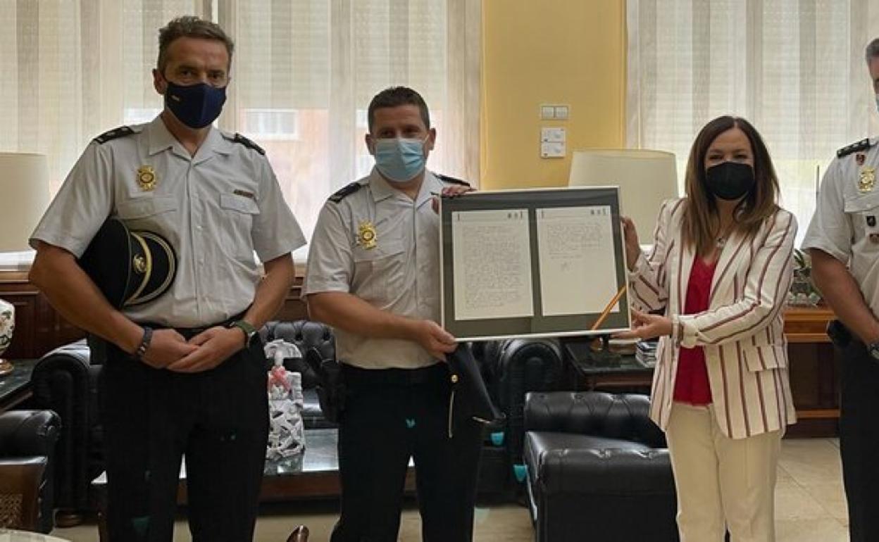 El agente Jesús Cañas, con la carta entregada por la madre del hombre rescatado. 