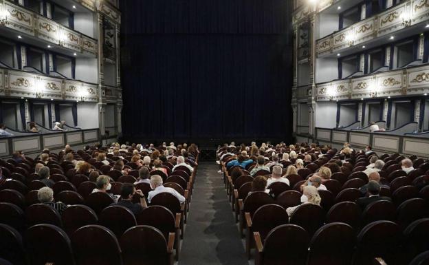 Imagen del aforo reducido en el Teatro Cervantes. 