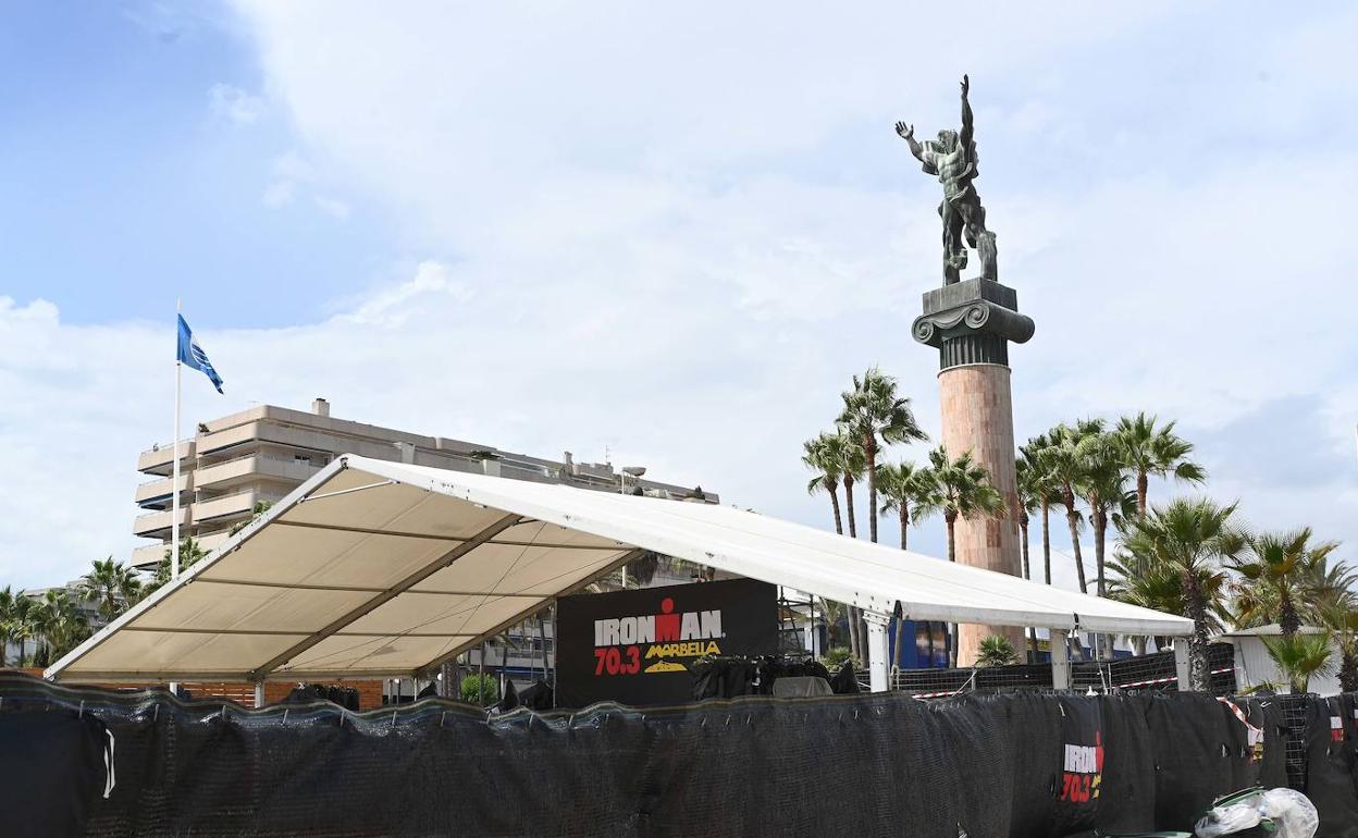 La organización se afana en los preparativos del Ironman 70.3 en la avenida Naciones Unidas y la playa de Levante de Puerto Banús. 