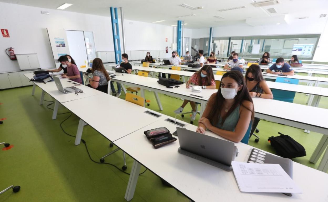 Estudiantes en la Facultad de Arquitectura, a principios del curso pasado, guardando las distancias de seguridad. 