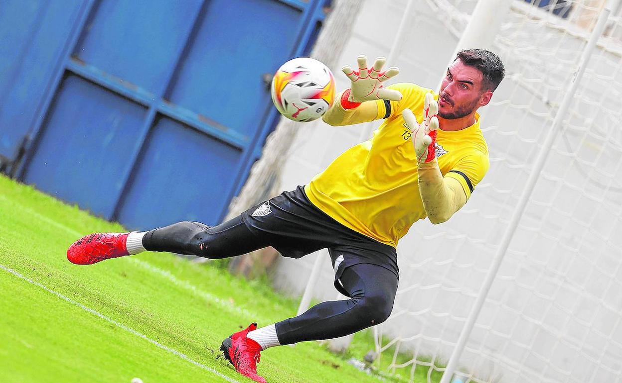 Dani Martín, en una parada en un entrenamiento del Málaga. 