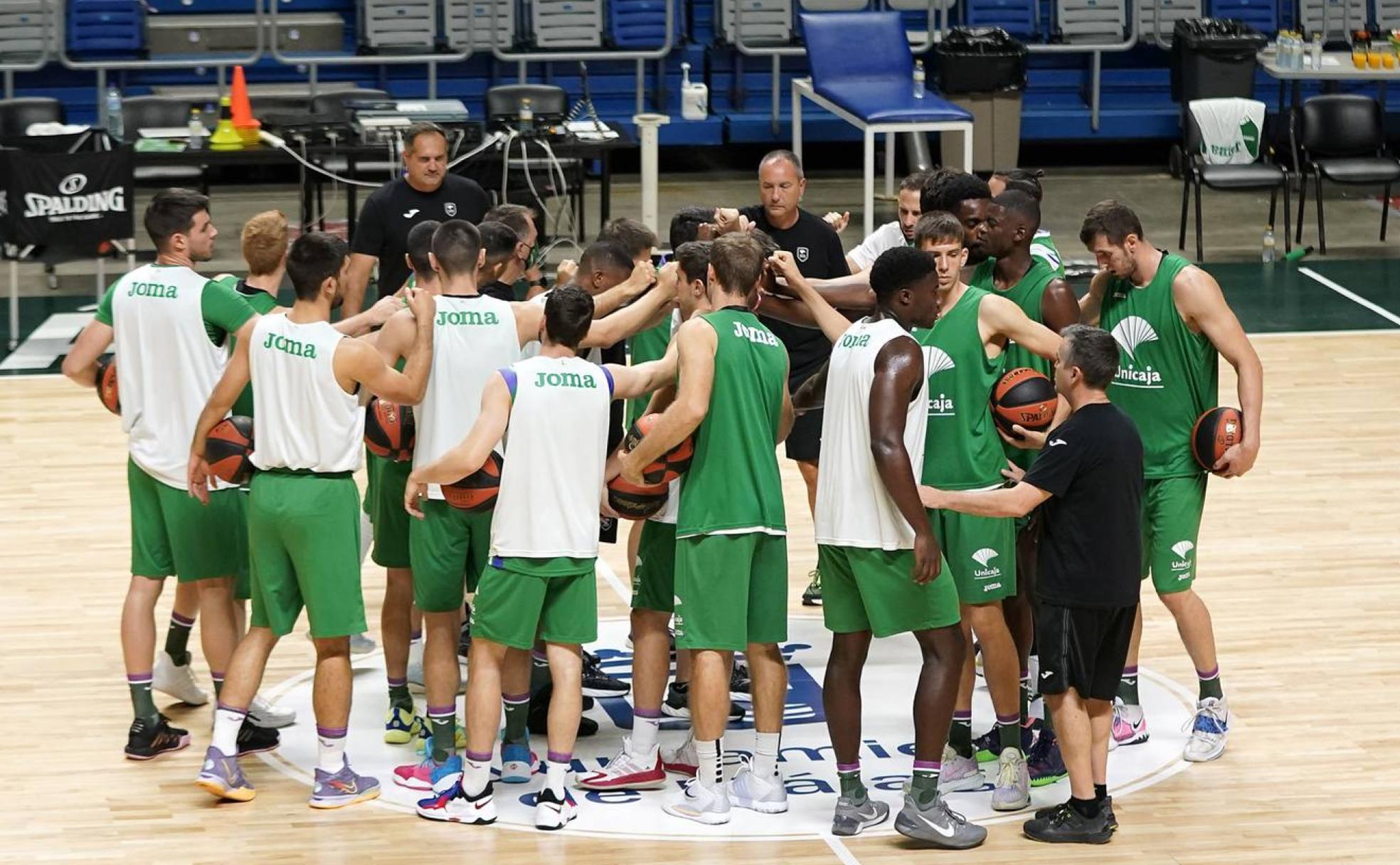 La plantilla del Unicaja, durante un entrenamiento de pretemporada en el Palacio de los Deportes. 