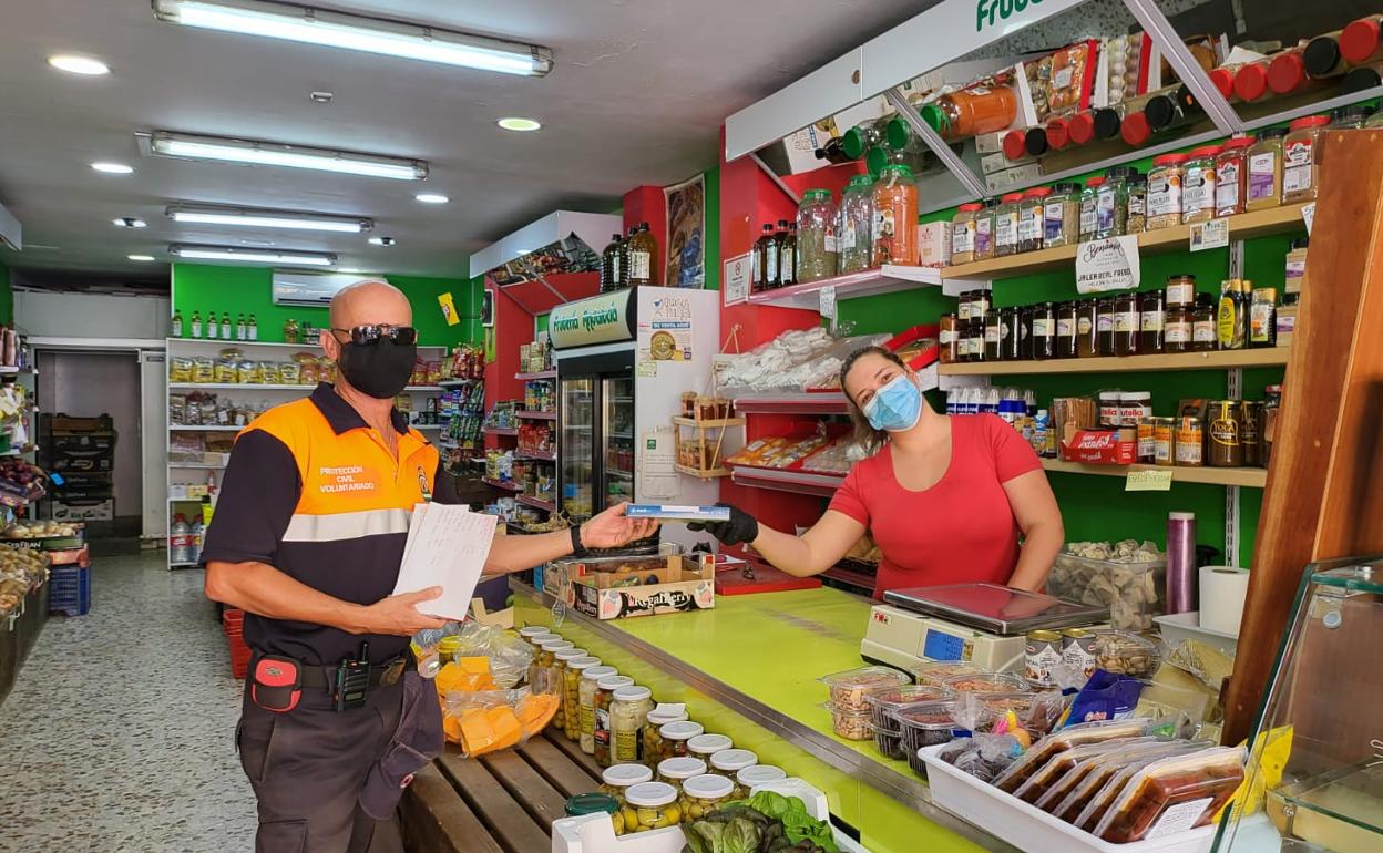 Reparto de las mascarillas en Rincón de la Victoria. 