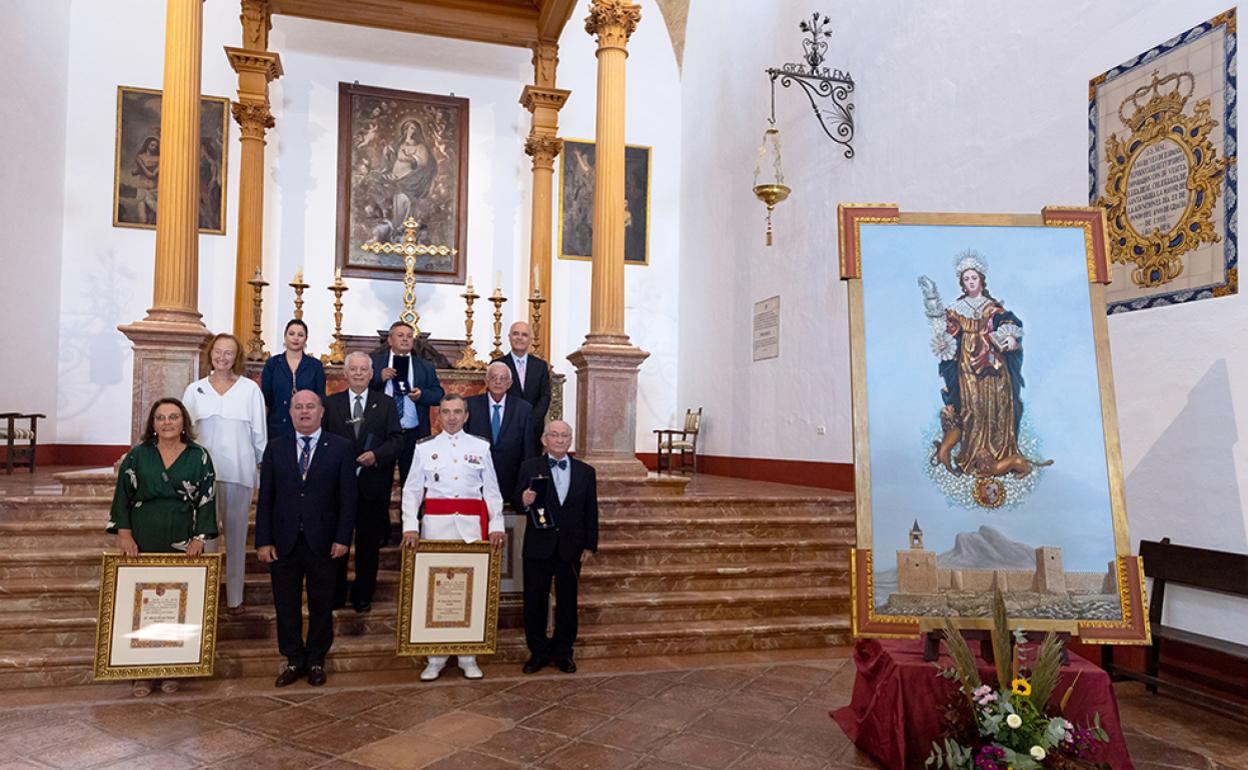 Los distinguidos con el alcalde de la ciudad al terminar el acto ante un cuadro de la patrona Santa Eufemia. 
