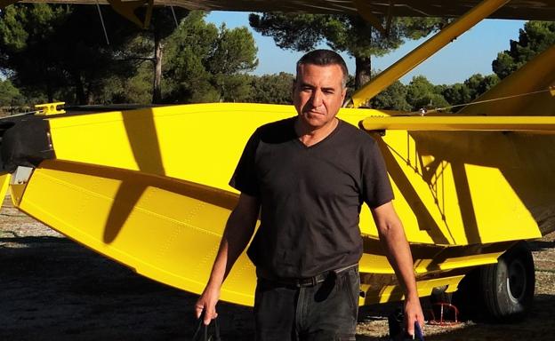 Juan Carlos Gómez, junto a uno de los hidroaviones que han participado en la extinción. 