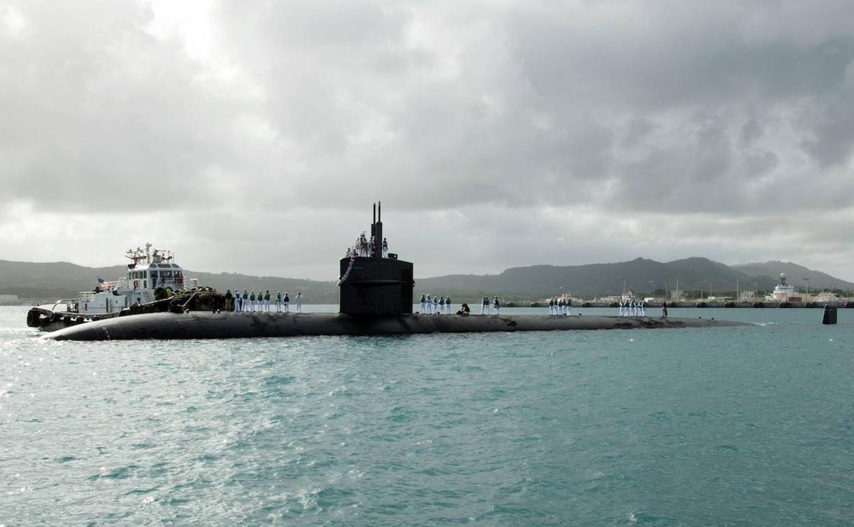 Submarino nuclear USS Oklahoma, clase Los Angeles, con capacidad para armas tácticas nucleares.