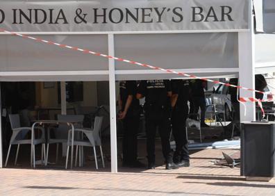 Imagen secundaria 1 - Dos muertos al invadir un coche la terraza de un bar en Murcia