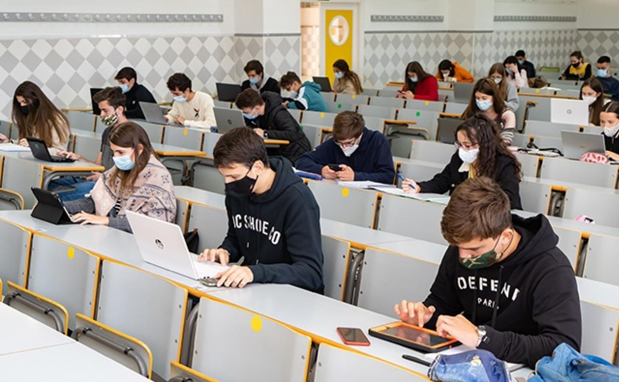 Un grupo de alumnos en la Facultad de Derecho. 