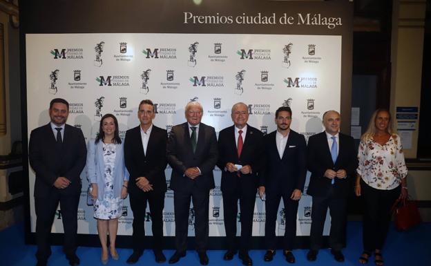 Imagen principal - El alcalde, junto a los siete premiados y la mención especial, los sanitarios. Pedro Rodríguez Oliva, Federico Beltrán, el alcalde, Javier González de Lara y Sergio Cuberos. Manuel Azuaga y Elisa Pérez de Siles, en la entrega del premio a la Empresa y Comercio. 