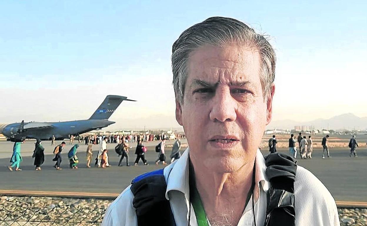 Stefano Pontecorvo, a pie de pista en el aeropuerto internacional de Kabul durante las evacuaciones de afganos. 