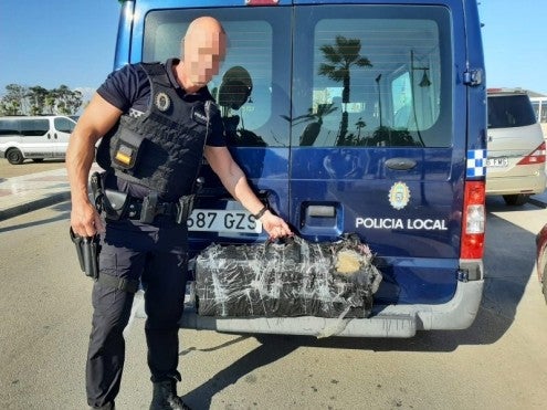 Un surfista halla un fardo de hachís en la playa de Los Álamos