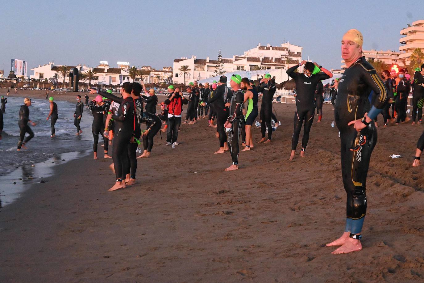 La prueba ha constado de dos kilómetros a nado desde en la playa de Levante de Puerto Banús, 90 en bicicleta, con un recorrido que va desde Marbella hasta Cártama y otros 21 kilómetros a pie por el paseo marítimo.