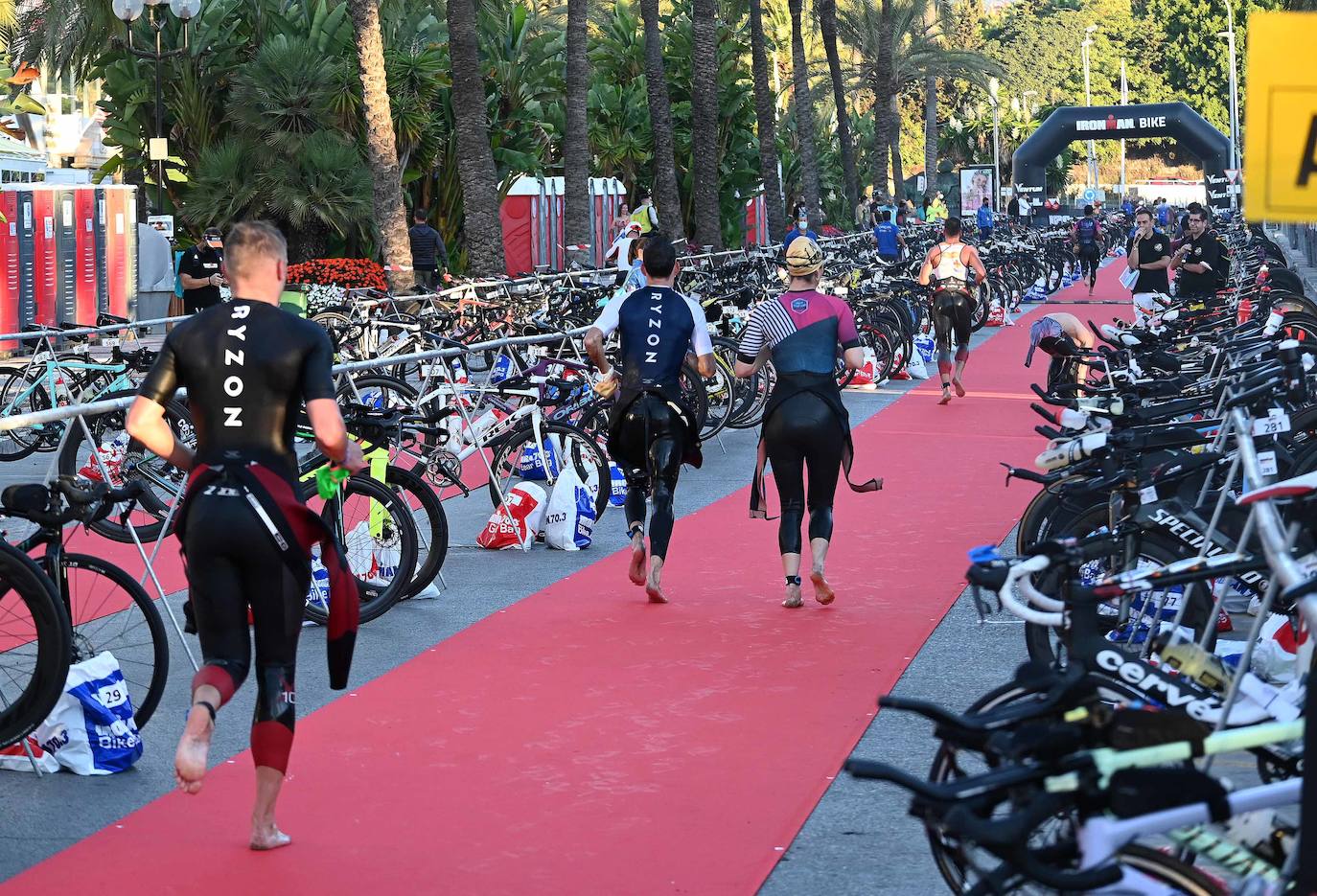 La prueba ha constado de dos kilómetros a nado desde en la playa de Levante de Puerto Banús, 90 en bicicleta, con un recorrido que va desde Marbella hasta Cártama y otros 21 kilómetros a pie por el paseo marítimo.