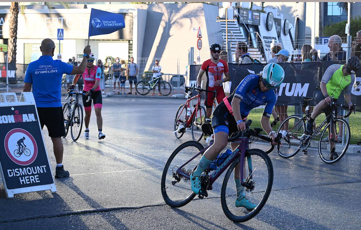 La prueba ha constado de dos kilómetros a nado desde en la playa de Levante de Puerto Banús, 90 en bicicleta, con un recorrido que va desde Marbella hasta Cártama y otros 21 kilómetros a pie por el paseo marítimo.