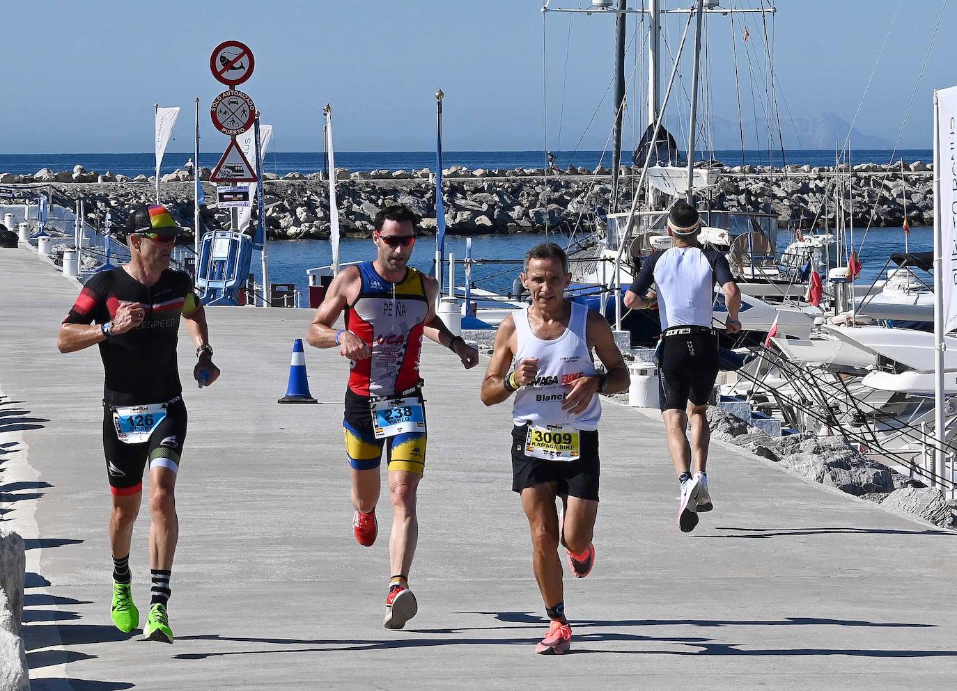 La prueba ha constado de dos kilómetros a nado desde en la playa de Levante de Puerto Banús, 90 en bicicleta, con un recorrido que va desde Marbella hasta Cártama y otros 21 kilómetros a pie por el paseo marítimo.