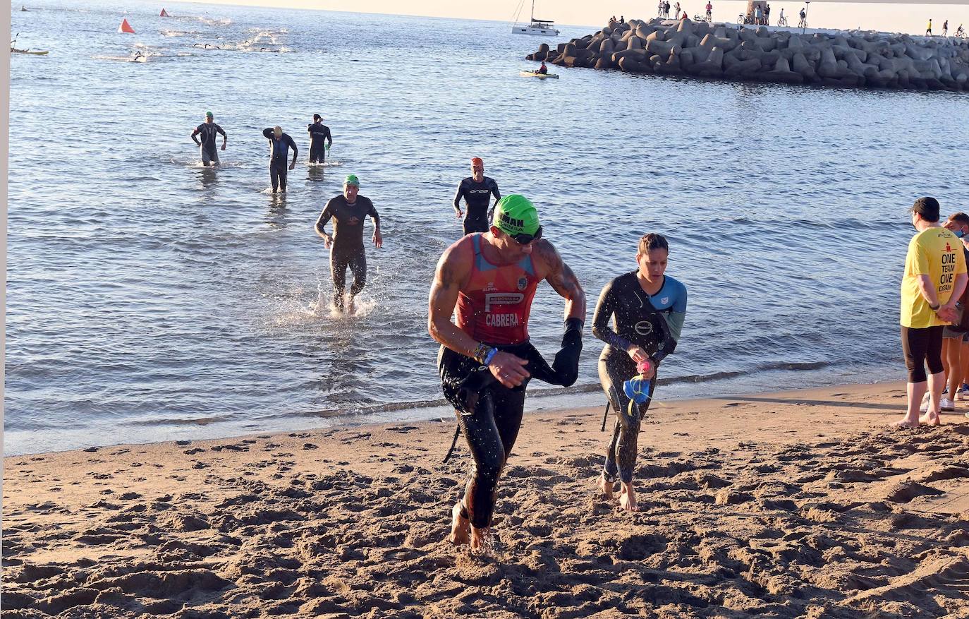 La prueba ha constado de dos kilómetros a nado desde en la playa de Levante de Puerto Banús, 90 en bicicleta, con un recorrido que va desde Marbella hasta Cártama y otros 21 kilómetros a pie por el paseo marítimo.