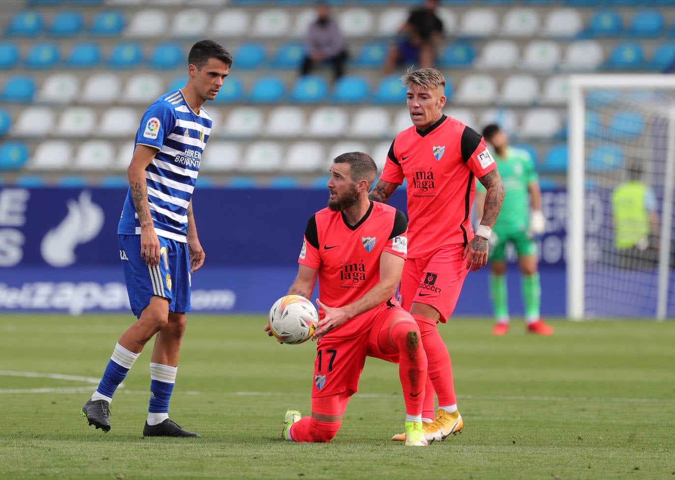 El Málaga cae en su visita a la Ponferradina (4-0). 