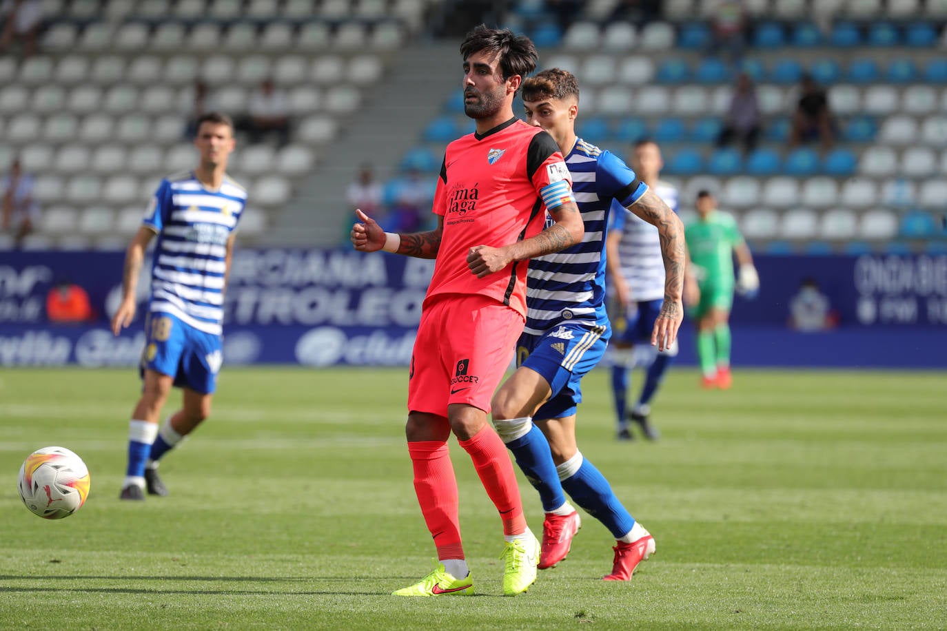 El Málaga cae en su visita a la Ponferradina (4-0). 