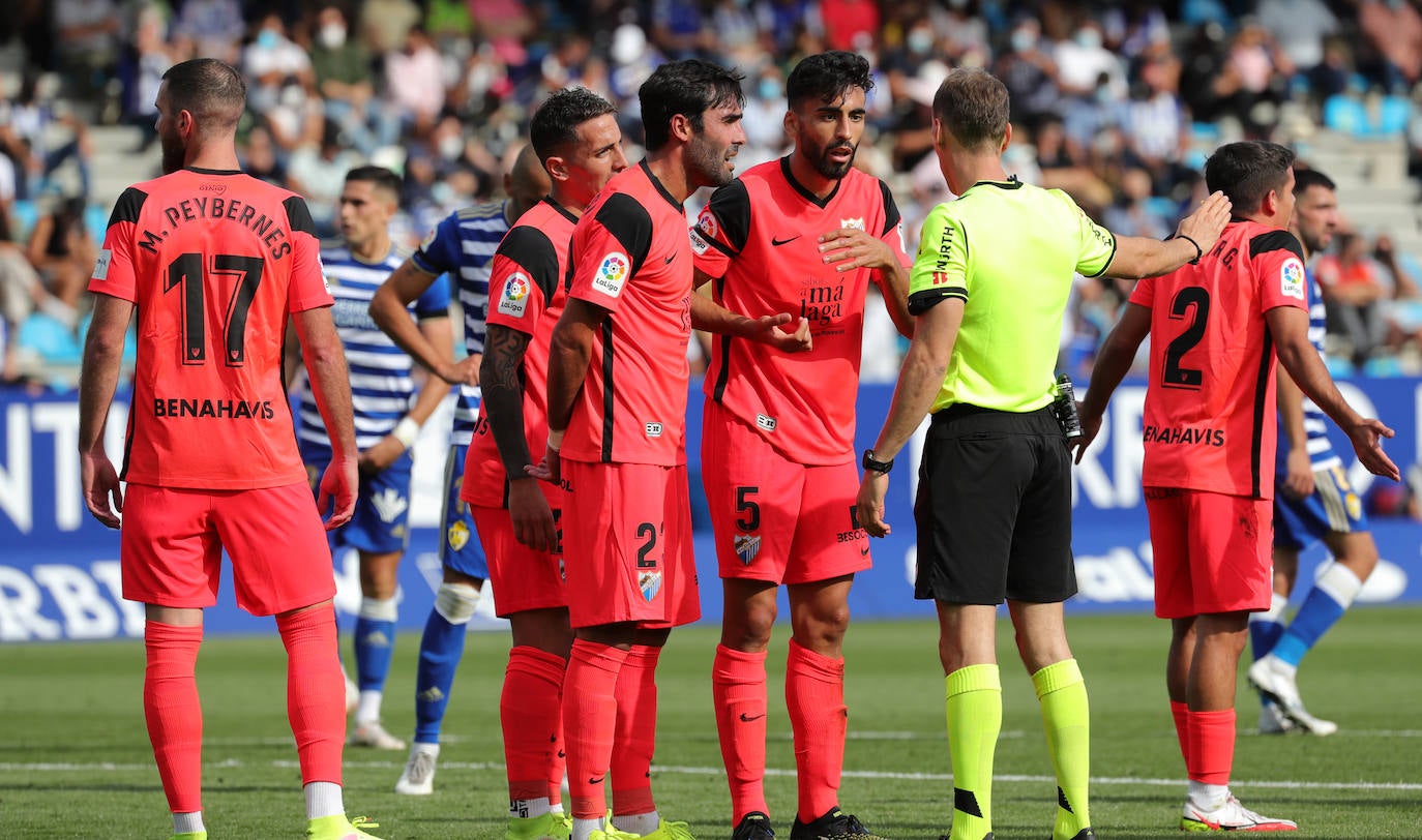 El Málaga cae en su visita a la Ponferradina (4-0). 