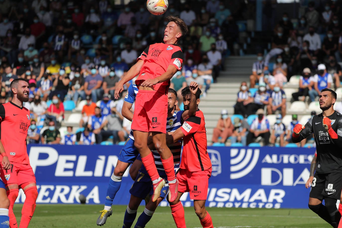 El Málaga cae en su visita a la Ponferradina (4-0). 