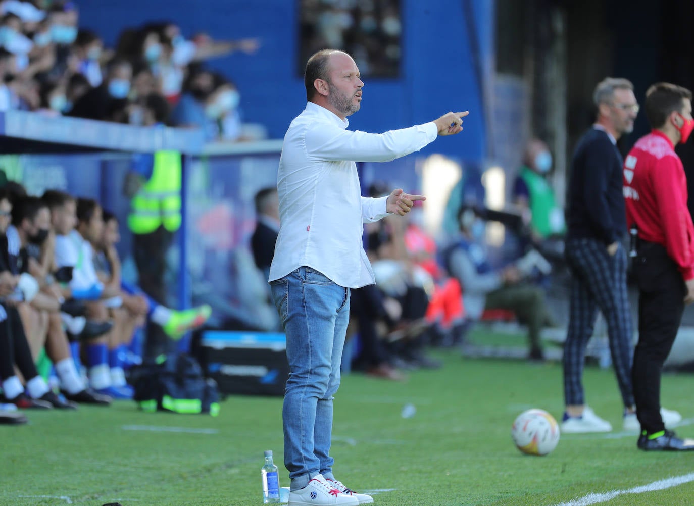 El Málaga cae en su visita a la Ponferradina (4-0). 