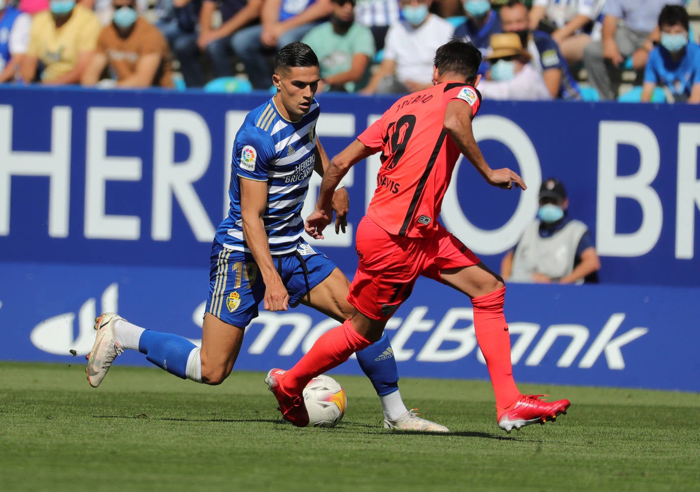 El Málaga cae en su visita a la Ponferradina (4-0). 