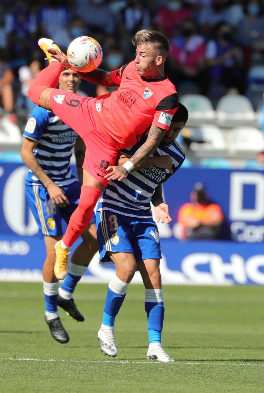 El Málaga cae en su visita a la Ponferradina (4-0). 