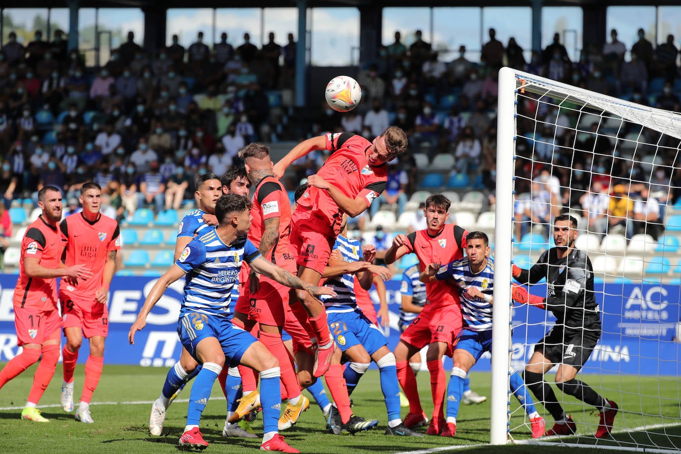 El Málaga cae en su visita a la Ponferradina (4-0). 