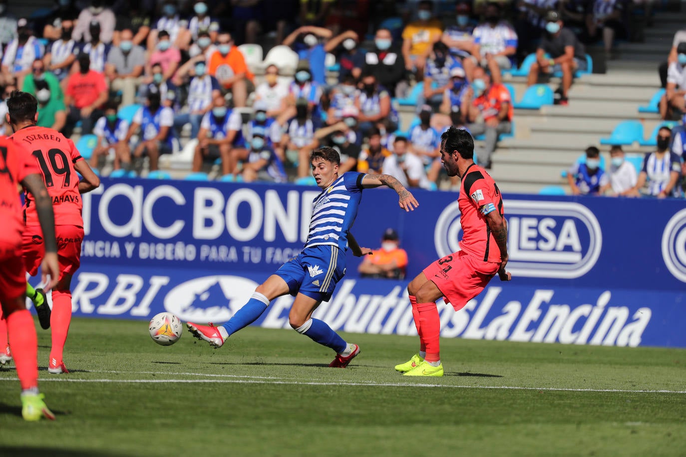 El Málaga cae en su visita a la Ponferradina (4-0). 