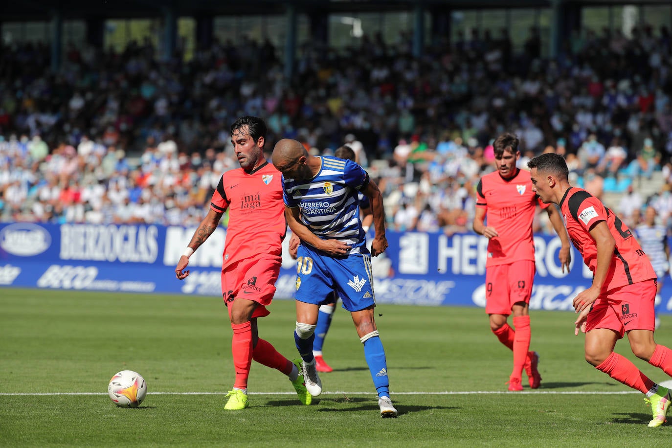 El Málaga cae en su visita a la Ponferradina (4-0). 