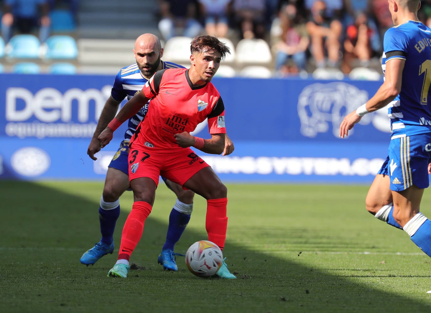 El Málaga cae en su visita a la Ponferradina (4-0). 