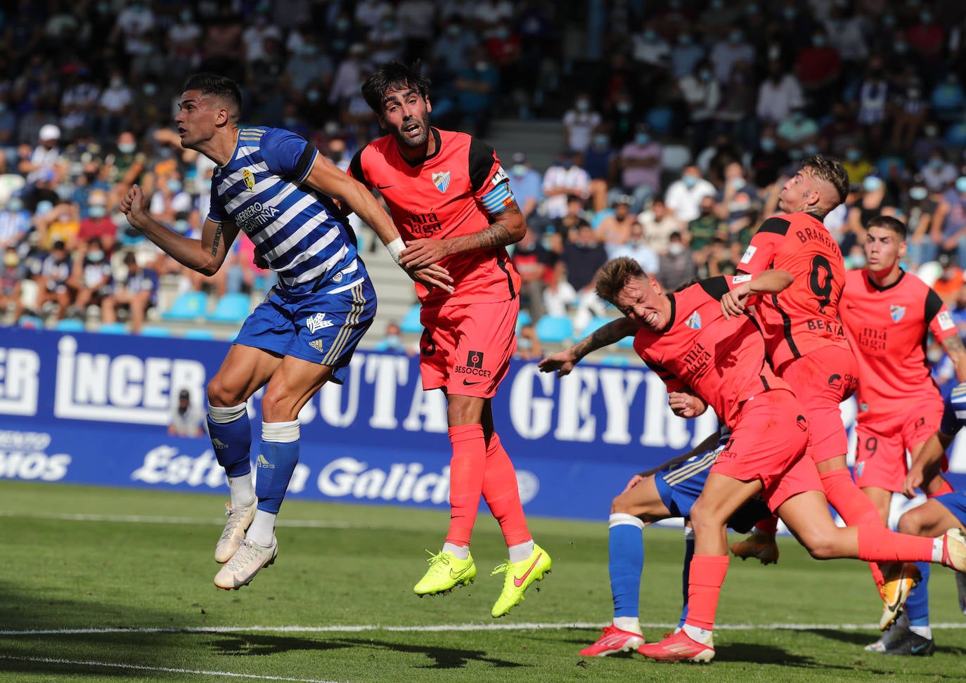 El Málaga cae en su visita a la Ponferradina (4-0). 